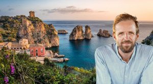 Vy över italiensk vik och Vagabonds chefredaktör Fredrik Brändström.